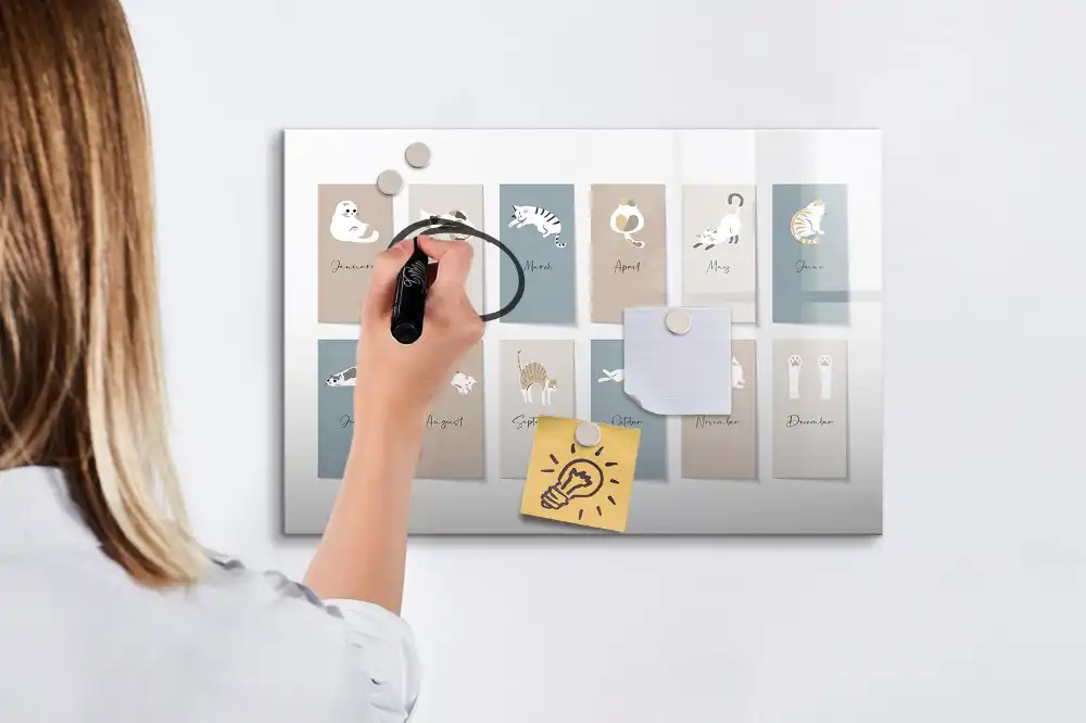 Magnetická kreslicí tabule s kalendářem a motivem kočky