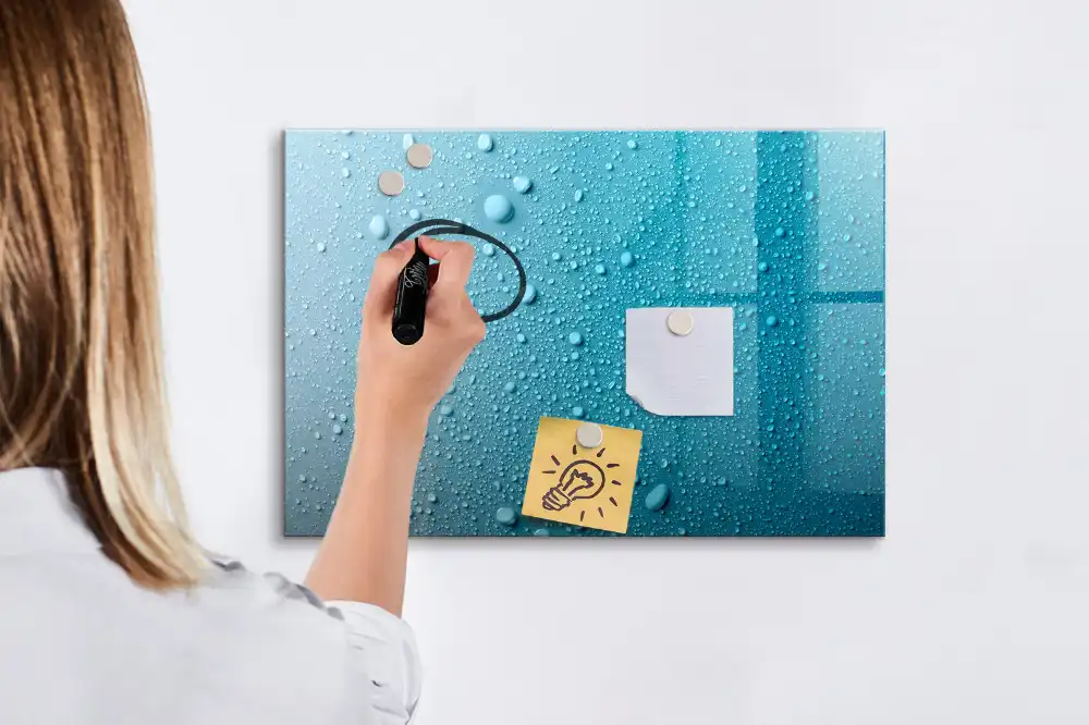 Magnetická tabule na kreslení s motivem detailu kapky vody