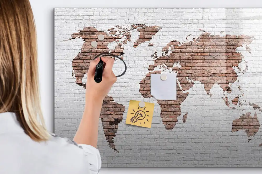 Dětská magnetická kreslicí tabule s motivem kontinentů na cihlovém pozadí