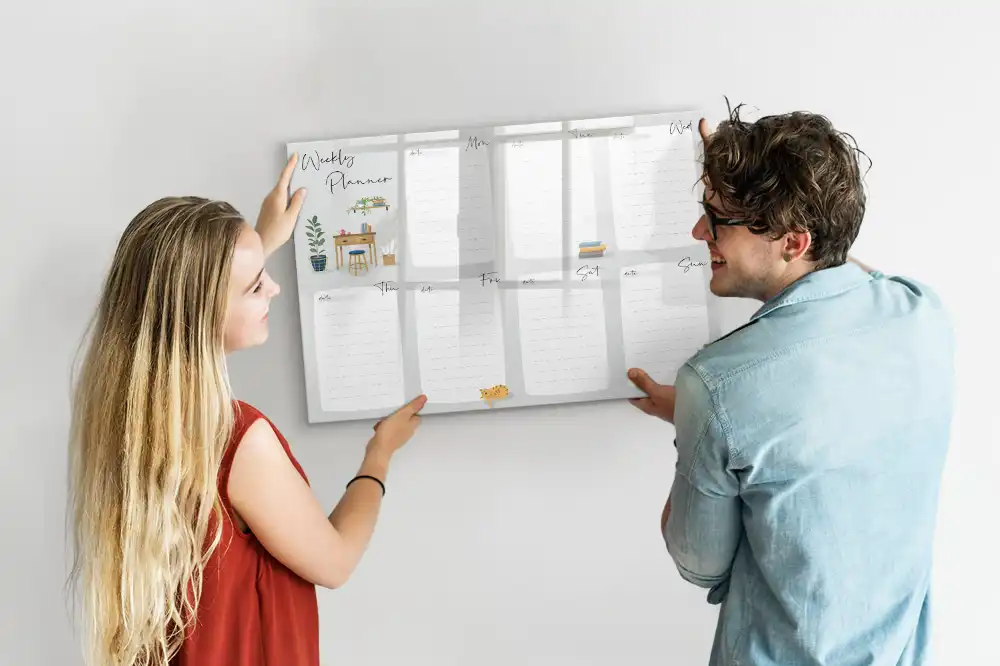 Magnetická kreslící tabule s dětským plánovacím kalendářem