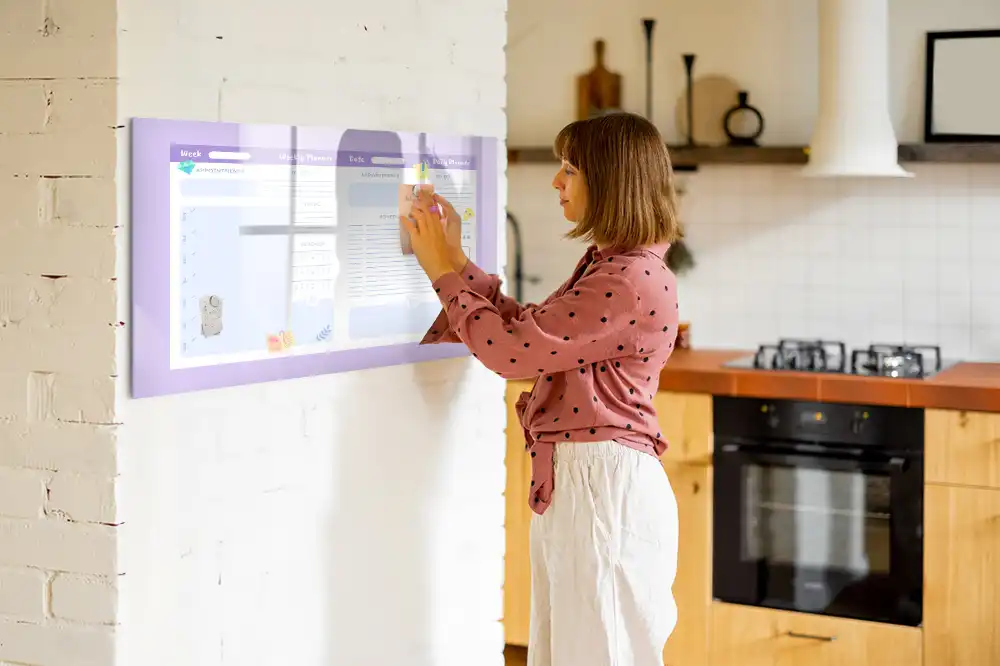 Růžová magnetická kreslicí tabule s ročním kalendářem