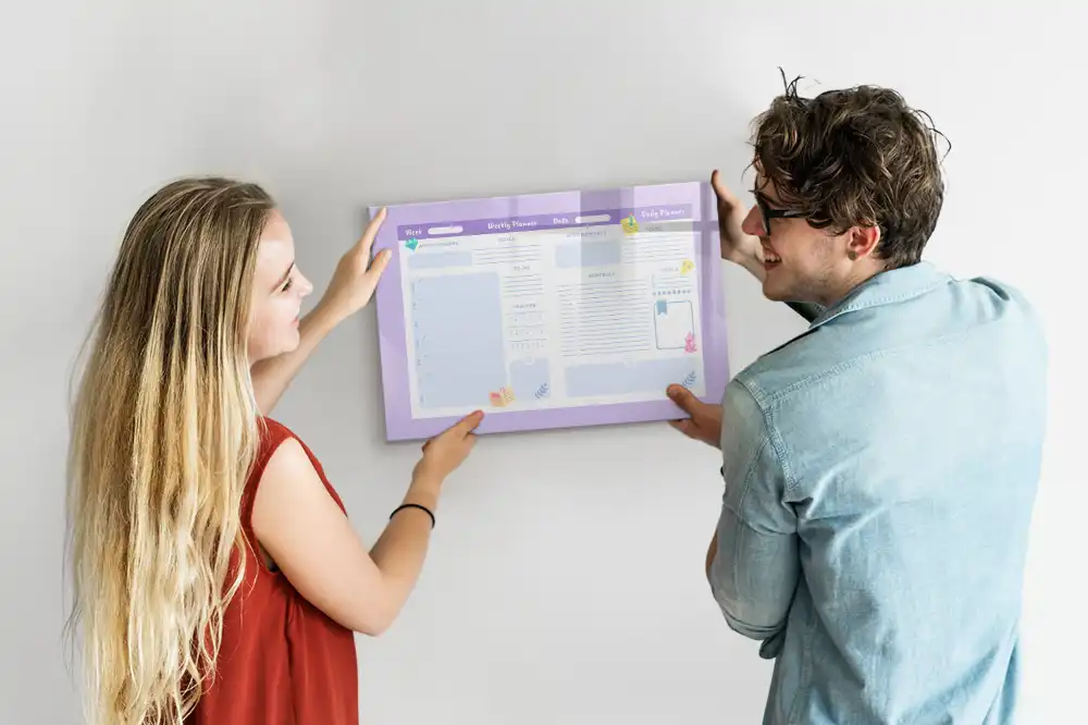 Růžová magnetická kreslicí tabule s ročním kalendářem