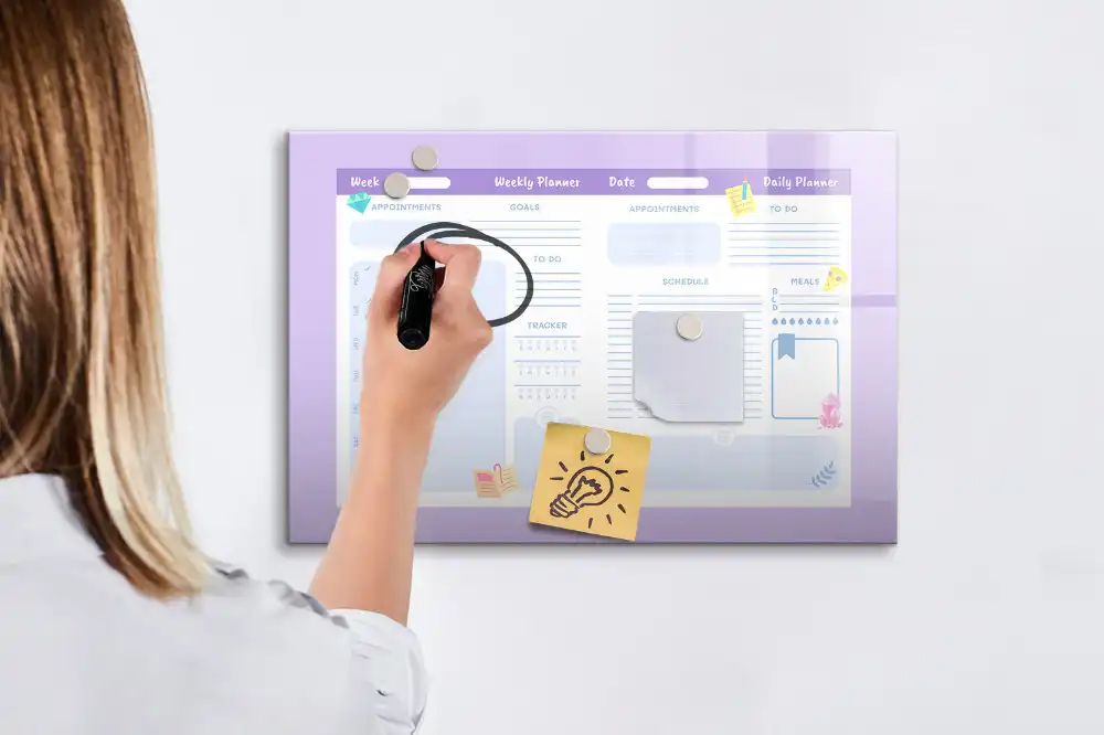 Růžová magnetická kreslicí tabule s ročním kalendářem