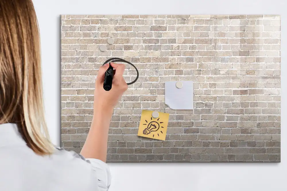 Magnetická kreslicí tabulka s motivem cihlové zdi