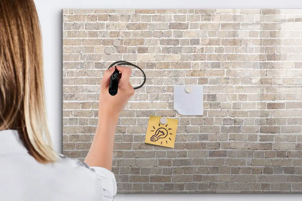 Magnetická kreslicí tabulka s motivem cihlové zdi
