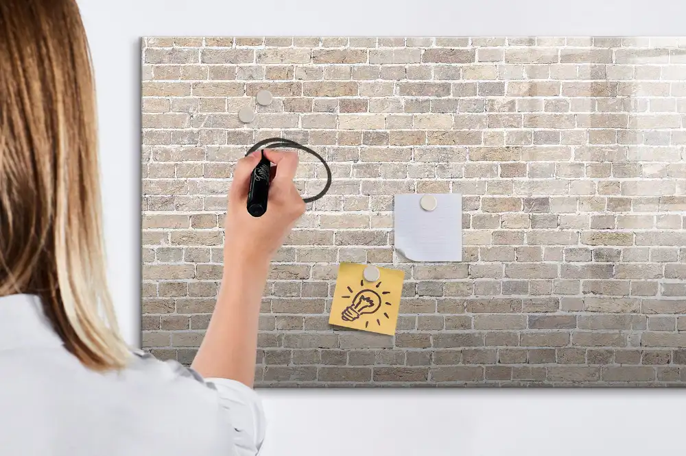 Magnetická kreslicí tabulka s motivem cihlové zdi
