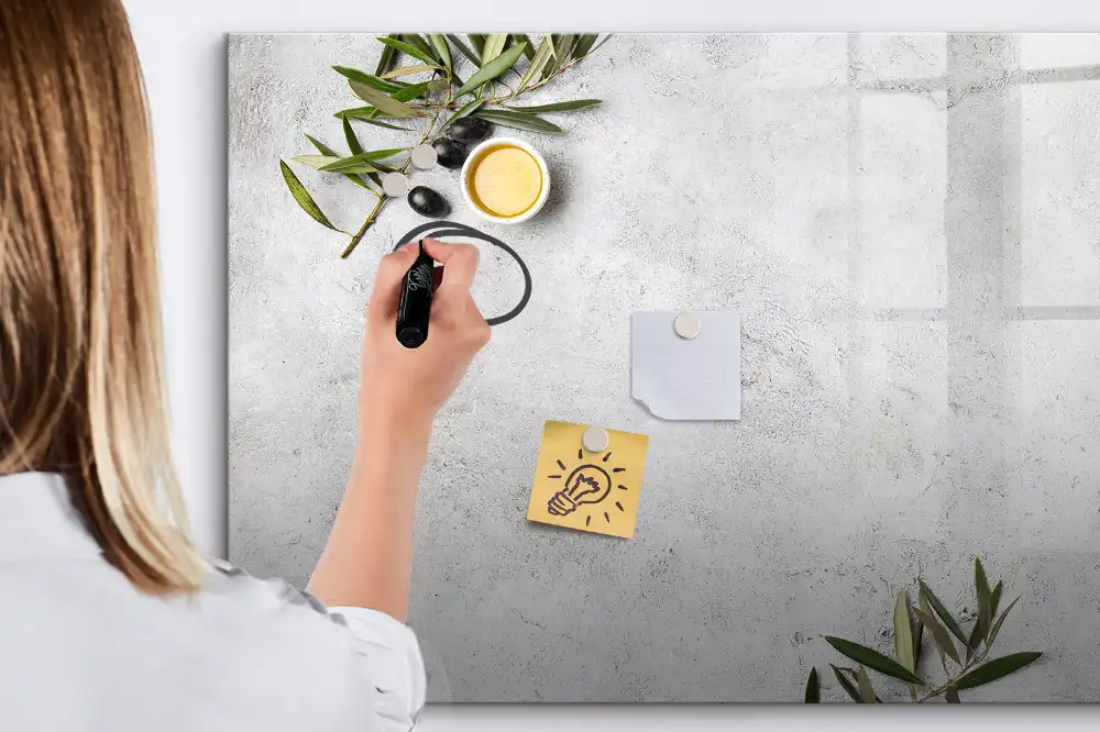 Minimalistická magnetická kreslící tabule pro děti s motivem olivových ratolestí