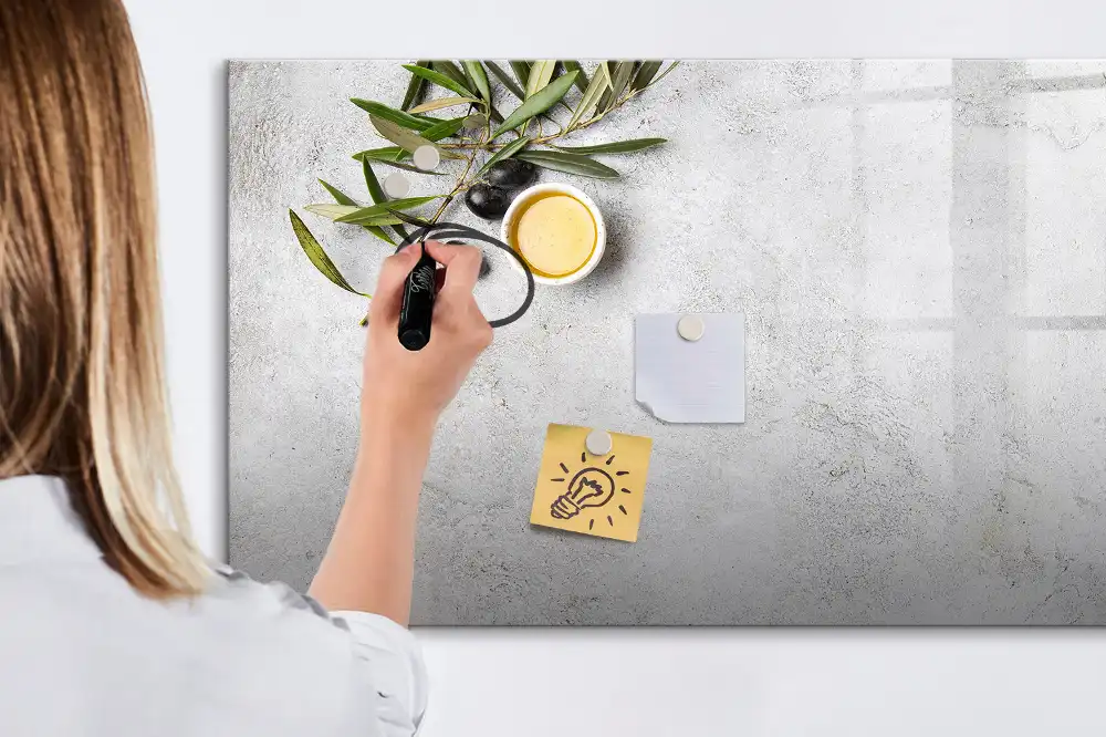 Minimalistická magnetická kreslící tabule pro děti s motivem olivových ratolestí