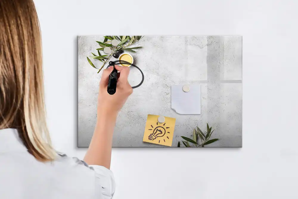 Minimalistická magnetická kreslící tabule pro děti s motivem olivových ratolestí