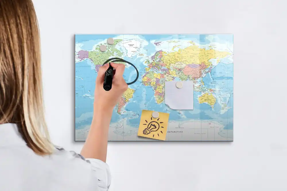 Magnetická tabule na kreslení s politickou mapou kontinentů