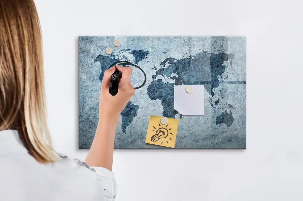 Magnetická tabule na kreslení s motivem mapy světa na plátně