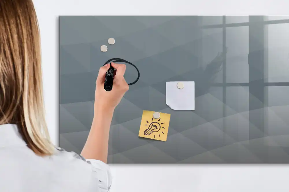 Magnetická kreslicí tabule s abstraktním vlnitým motivem