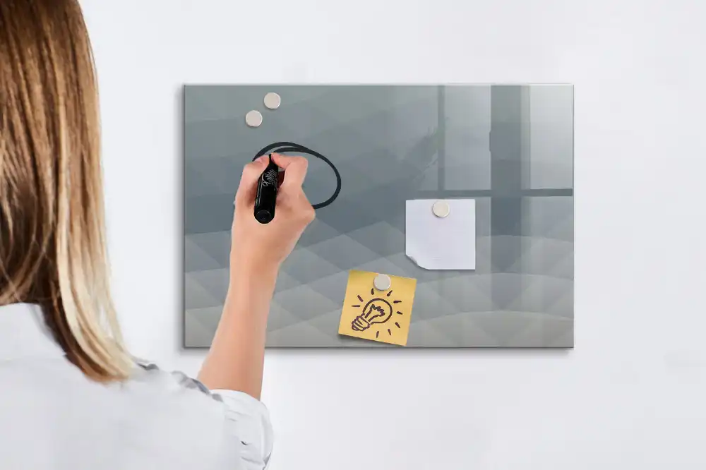 Magnetická kreslicí tabule s abstraktním vlnitým motivem