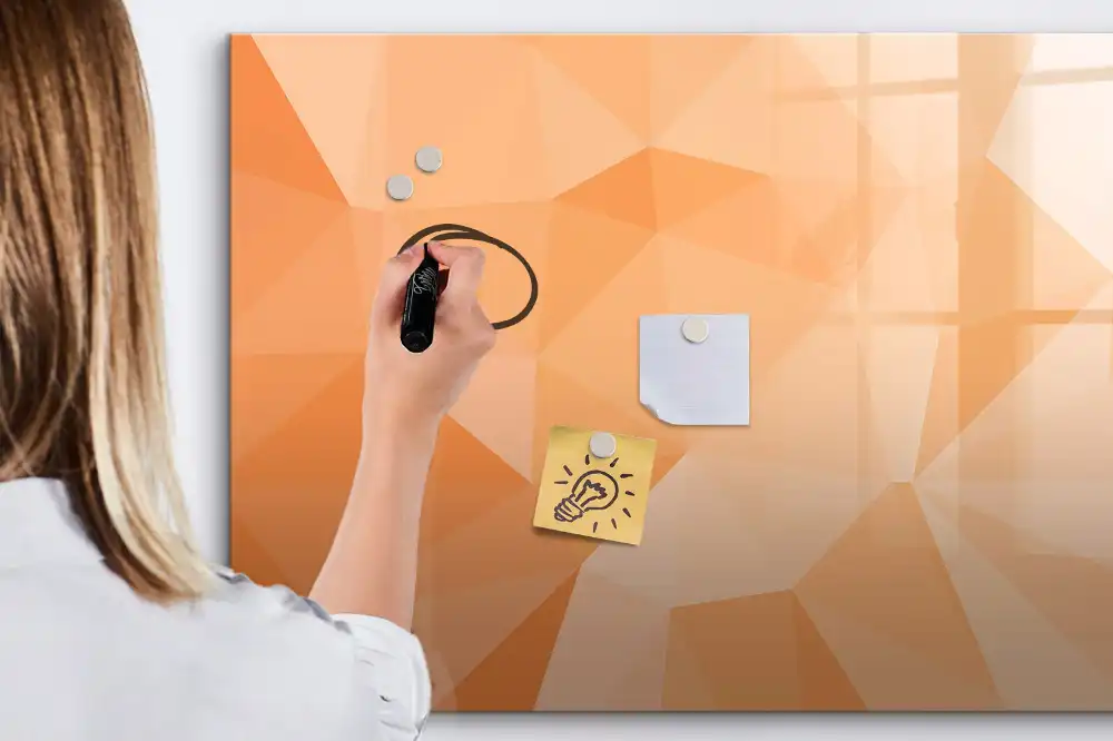 Magnetická kreslící tabule pro děti s motivem geometrických trojúhelníků