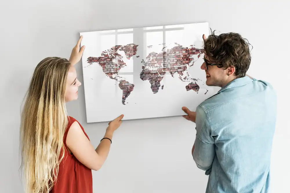 Magnetická kreslící tabule pro děti s motivem kontinentů na cihlové zdi