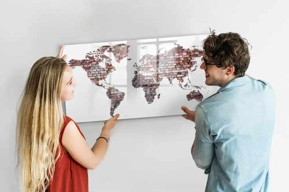 Magnetická kreslící tabule pro děti s motivem kontinentů na cihlové zdi