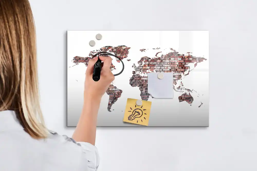 Magnetická kreslící tabule pro děti s motivem kontinentů na cihlové zdi