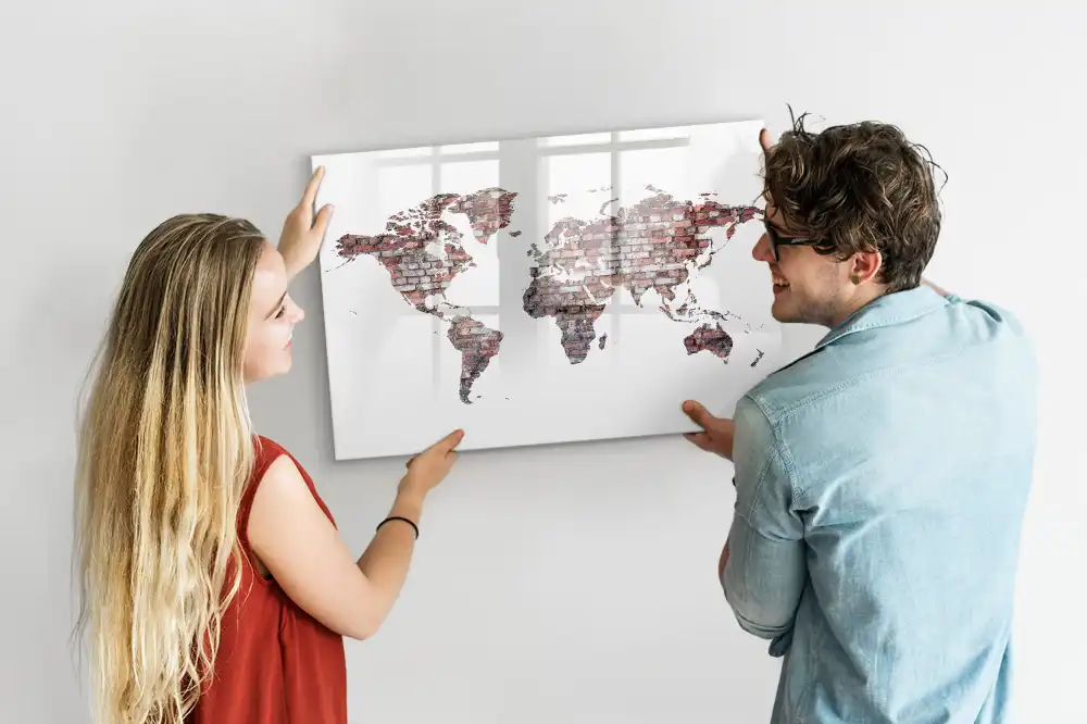 Magnetická kreslící tabule pro děti s motivem kontinentů na cihlové zdi