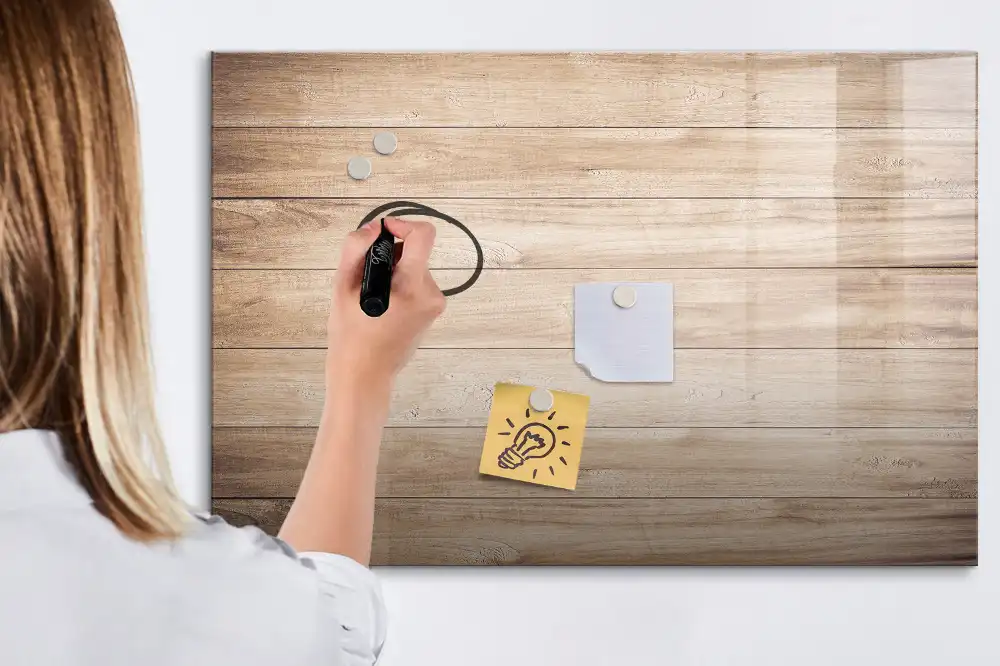 Magnetická kreslící tabule se vzhledem přírodního dřeva