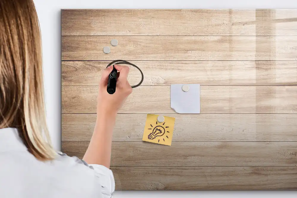 Magnetická kreslící tabule se vzhledem přírodního dřeva