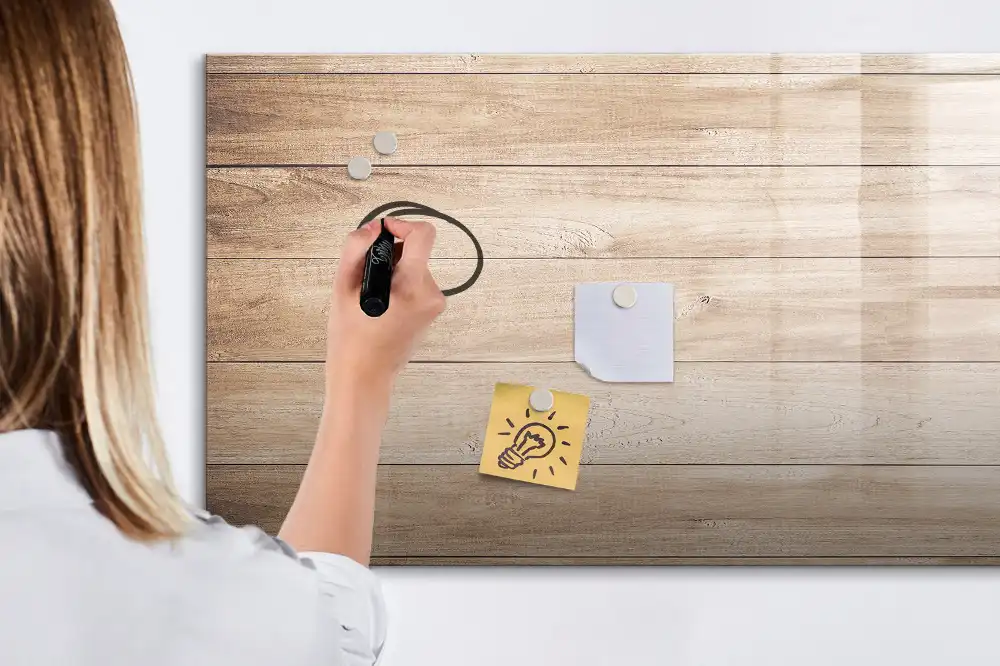 Magnetická kreslící tabule se vzhledem přírodního dřeva