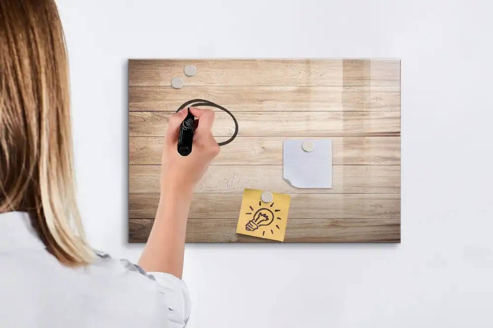 Magnetická kreslící tabule se vzhledem přírodního dřeva