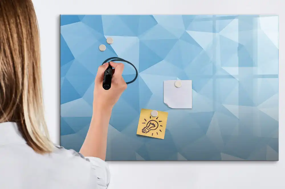 Magnetická kreslicí tabule s motivem abstraktní pyramidy