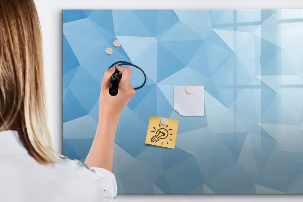Magnetická kreslicí tabule s motivem abstraktní pyramidy