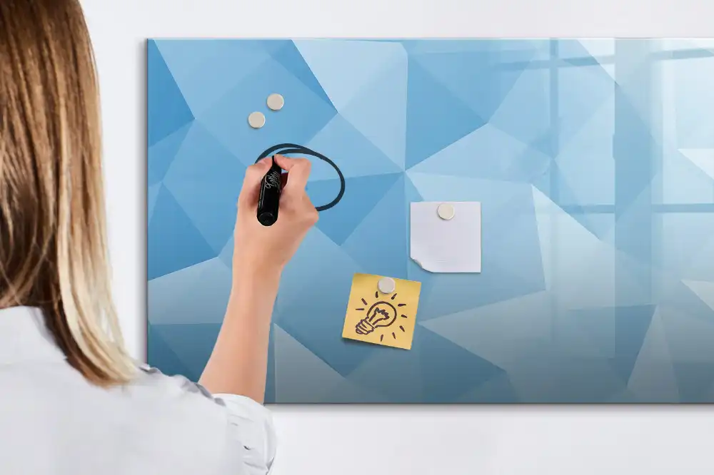 Magnetická kreslicí tabule s motivem abstraktní pyramidy