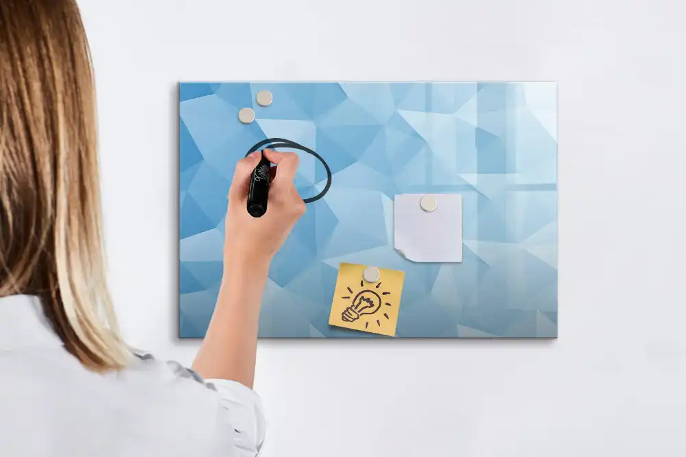 Magnetická kreslicí tabule s motivem abstraktní pyramidy