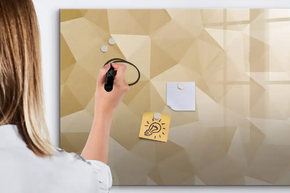 Magnetická kreslící tabule pro děti s trojúhelníkovou mozaikou na zeď