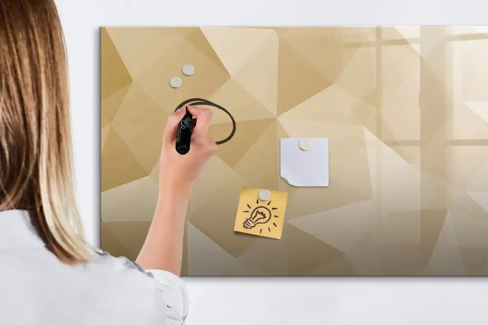 Magnetická kreslící tabule pro děti s trojúhelníkovou mozaikou na zeď
