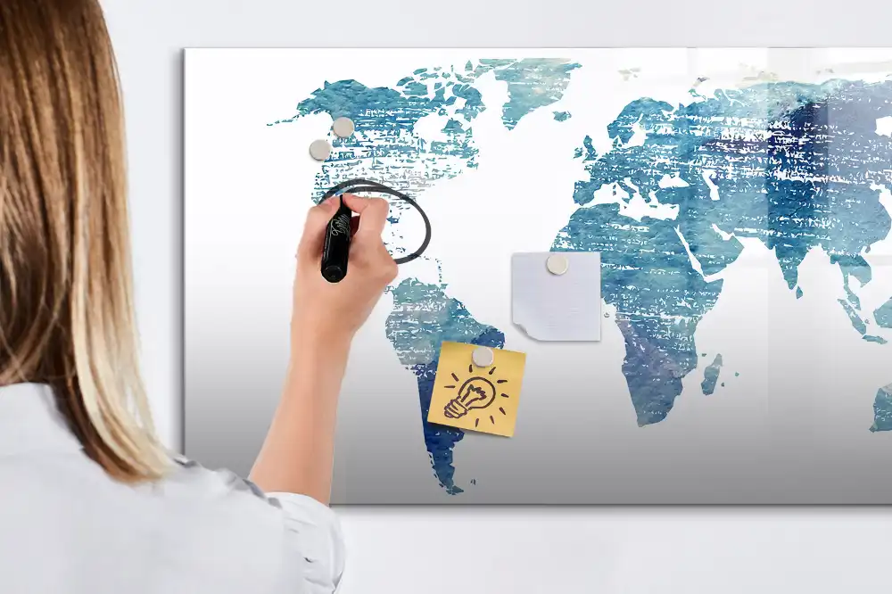 Dětská magnetická kreslící tabule s motivem zeměkoule a geografickou mřížkou