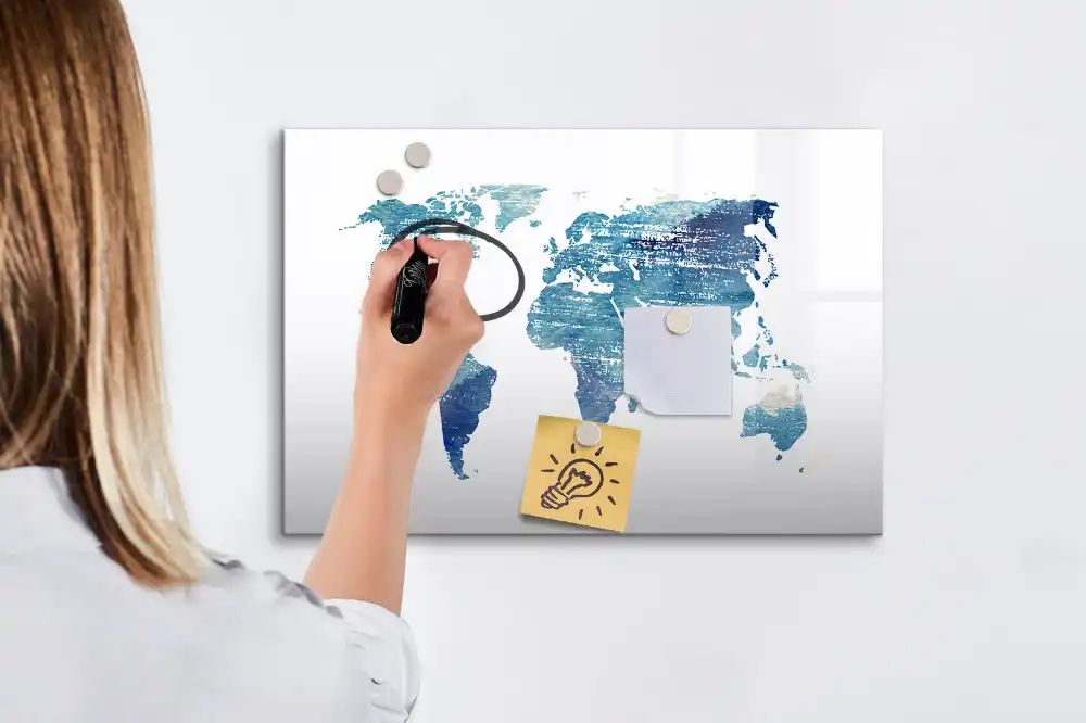 Dětská magnetická kreslící tabule s motivem zeměkoule a geografickou mřížkou