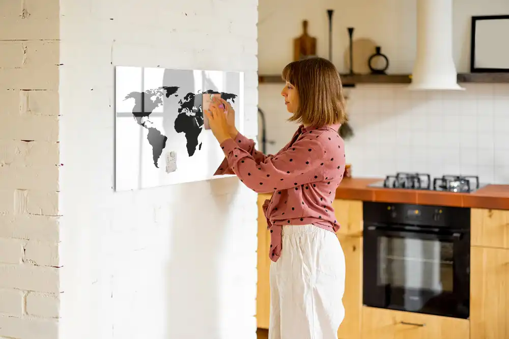 Magnetická kreslící tabule pro děti s motivem mapy světa v černé barvě