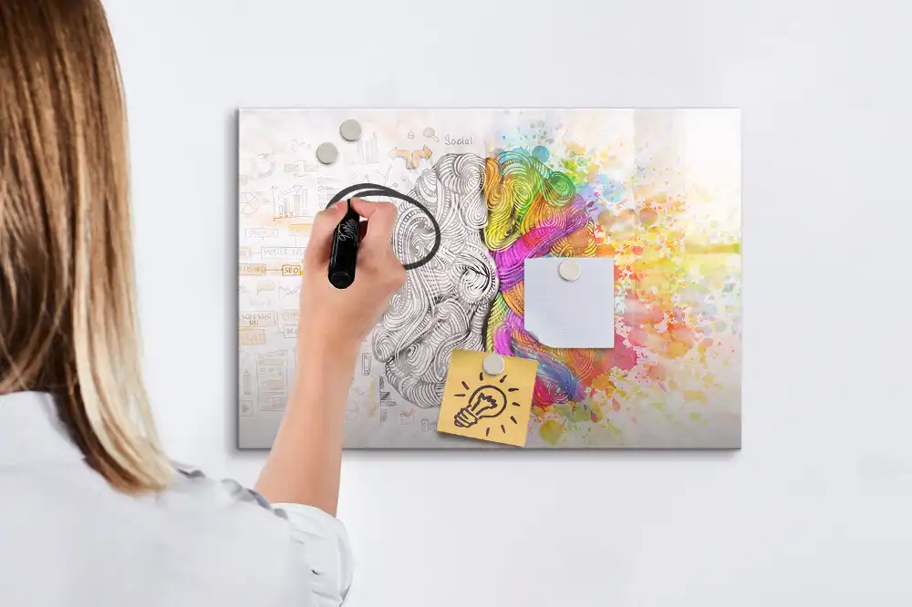 Magnetická tabule na kreslení s abstraktním vzorem mozku