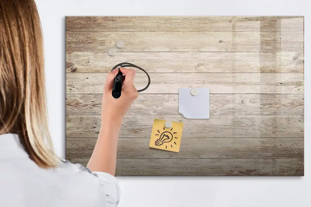Dřevěná magnetická kreslicí tabule s povrchovou úpravou na stěnu
