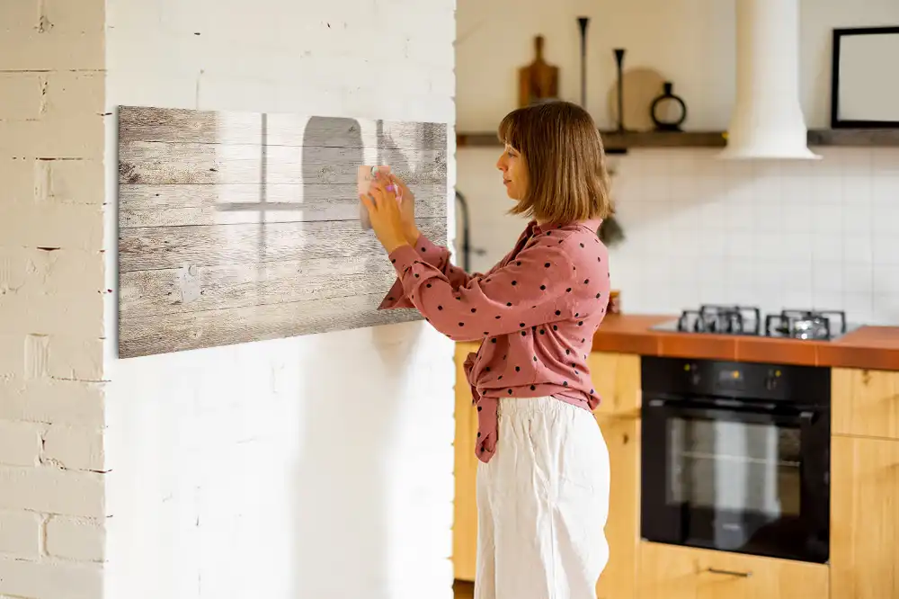Dřevěná magnetická kreslicí tabule s povrchovou úpravou na stěnu