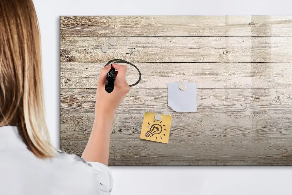 Dřevěná magnetická kreslicí tabule s povrchovou úpravou na stěnu