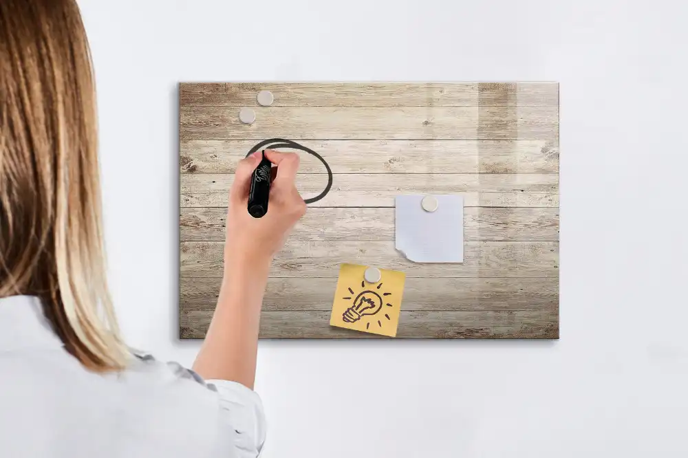 Dřevěná magnetická kreslicí tabule s povrchovou úpravou na stěnu