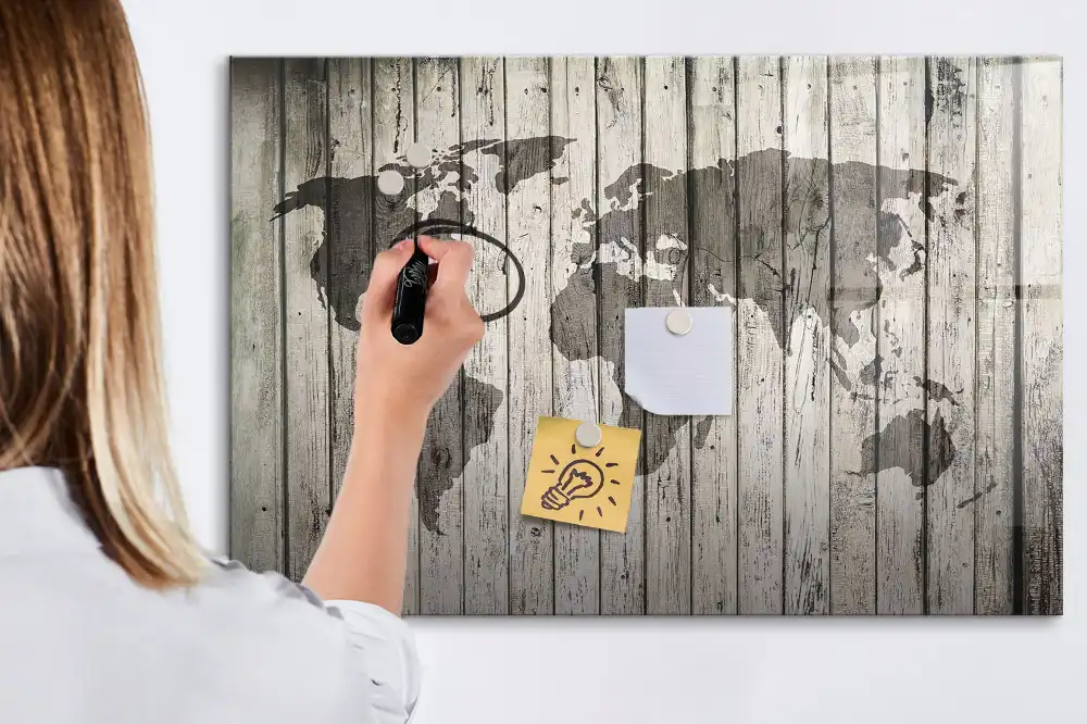 Dětská magnetická kreslící tabule s mapou světa na dřevěném stole