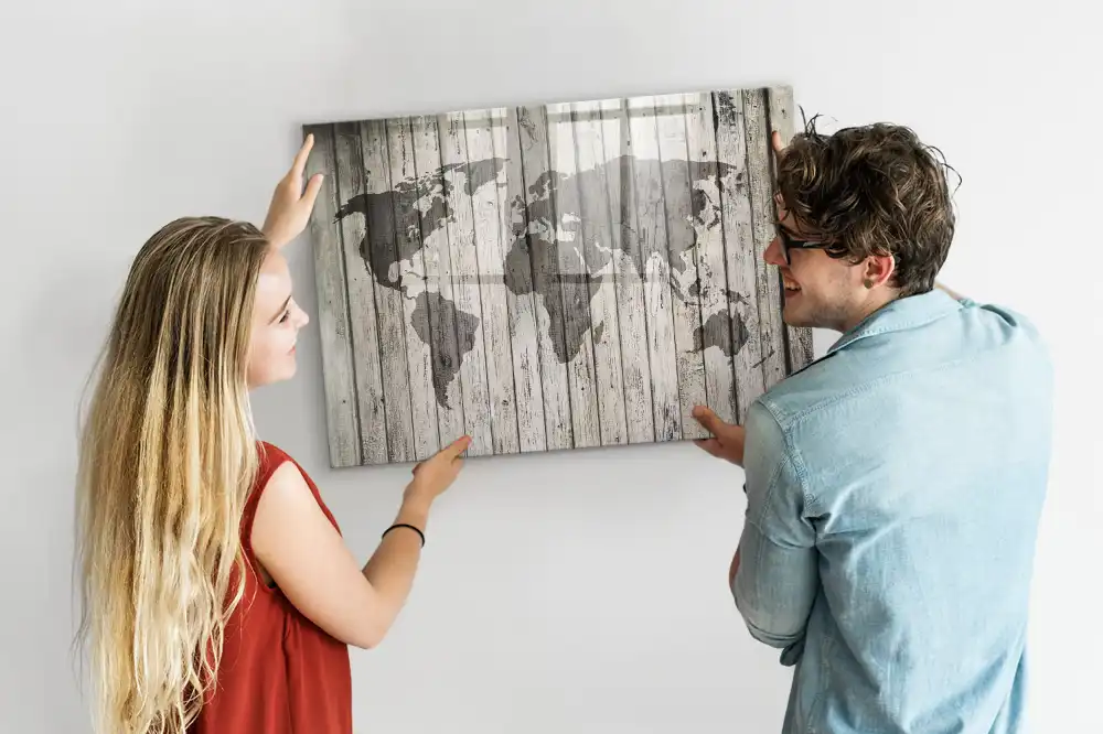 Dětská magnetická kreslící tabule s mapou světa na dřevěném stole