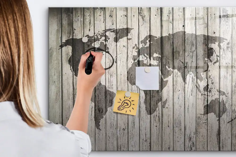 Dětská magnetická kreslící tabule s mapou světa na dřevěném stole