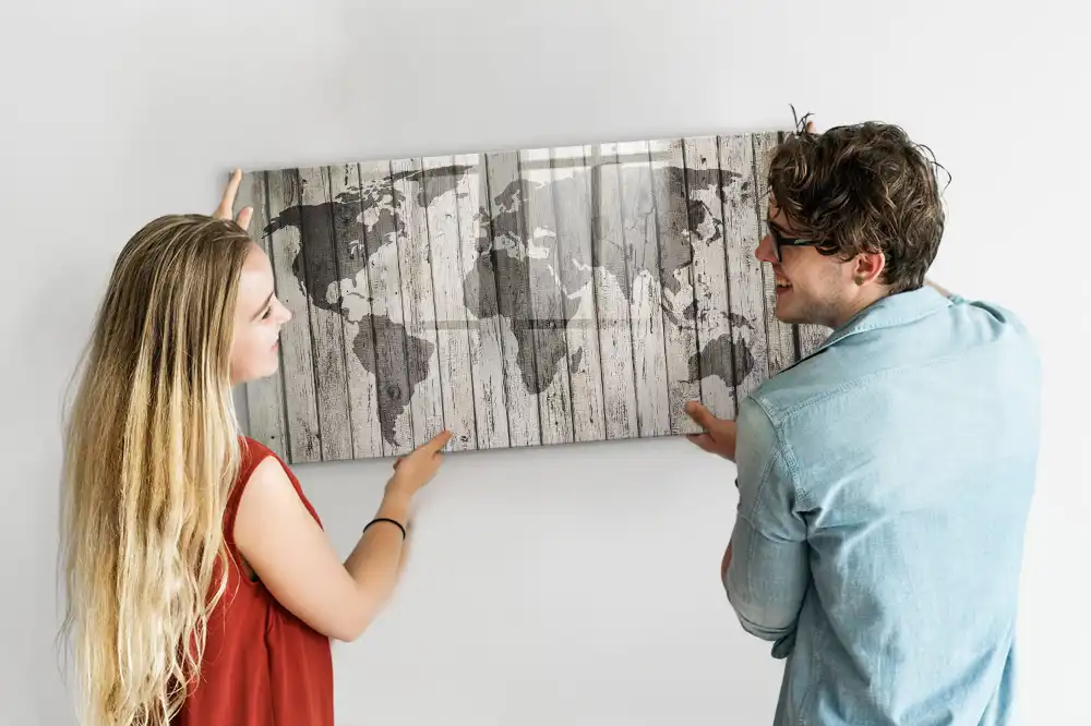 Dětská magnetická kreslící tabule s mapou světa na dřevěném stole