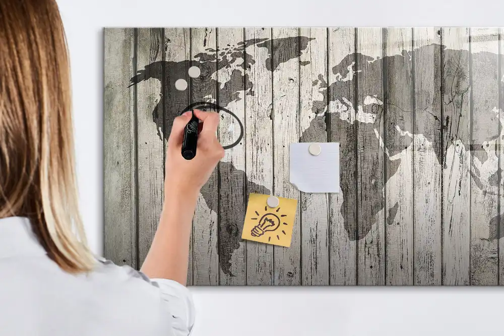 Dětská magnetická kreslící tabule s mapou světa na dřevěném stole