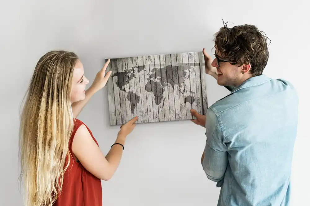 Dětská magnetická kreslící tabule s mapou světa na dřevěném stole