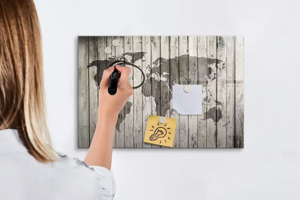 Dětská magnetická kreslící tabule s mapou světa na dřevěném stole