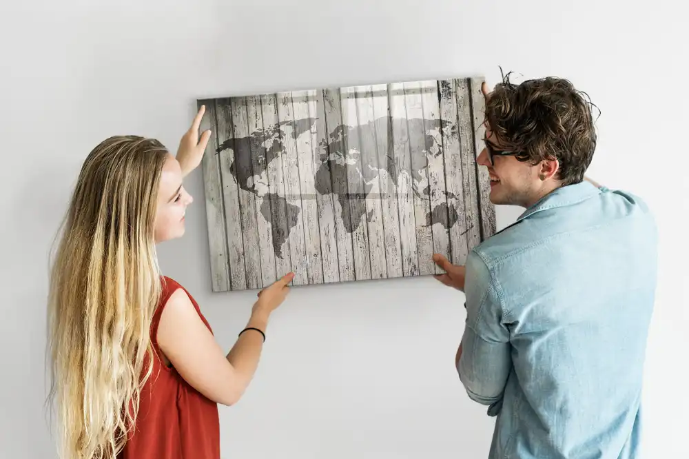 Dětská magnetická kreslící tabule s mapou světa na dřevěném stole