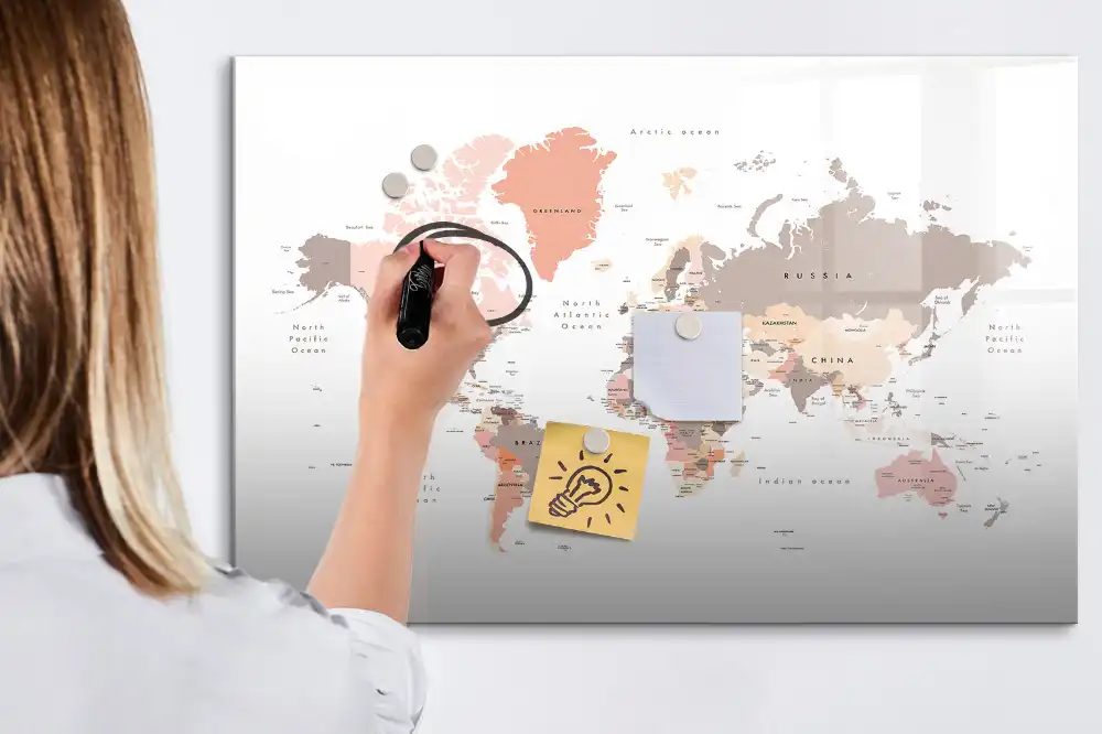 Nástěnná magnetická tabule s mapou světa
