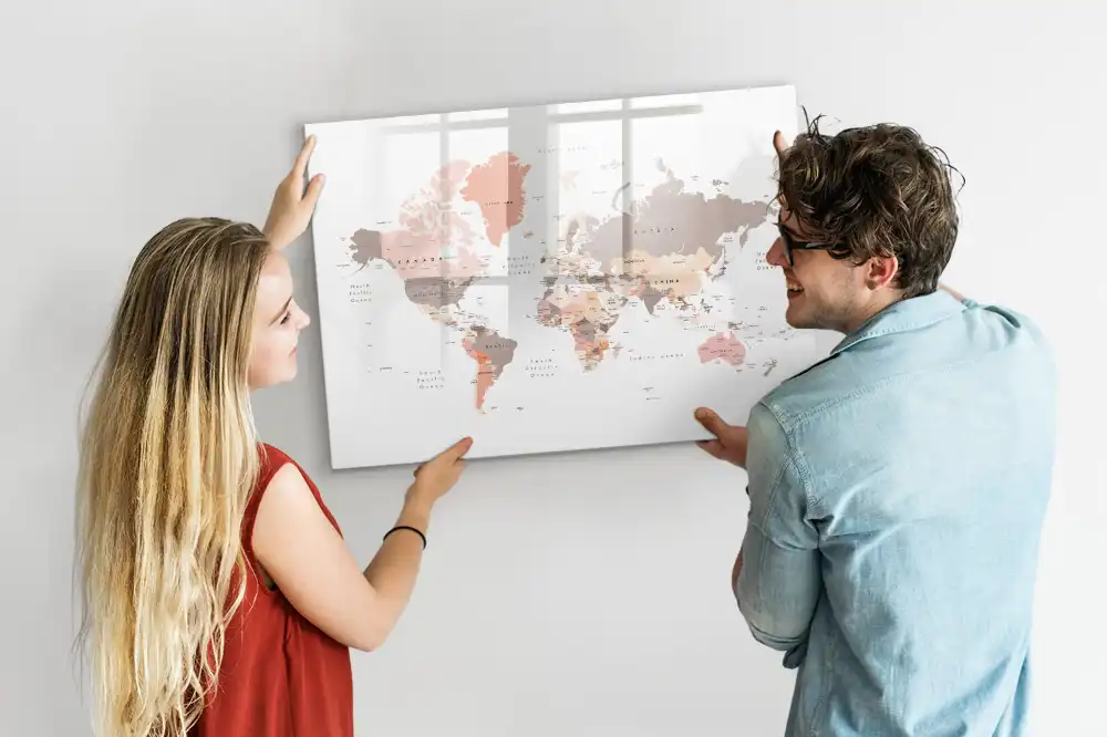 Nástěnná magnetická tabule s mapou světa